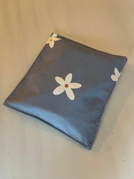 Waterafstotend pittenzakje bloemen blauw - Pit and play