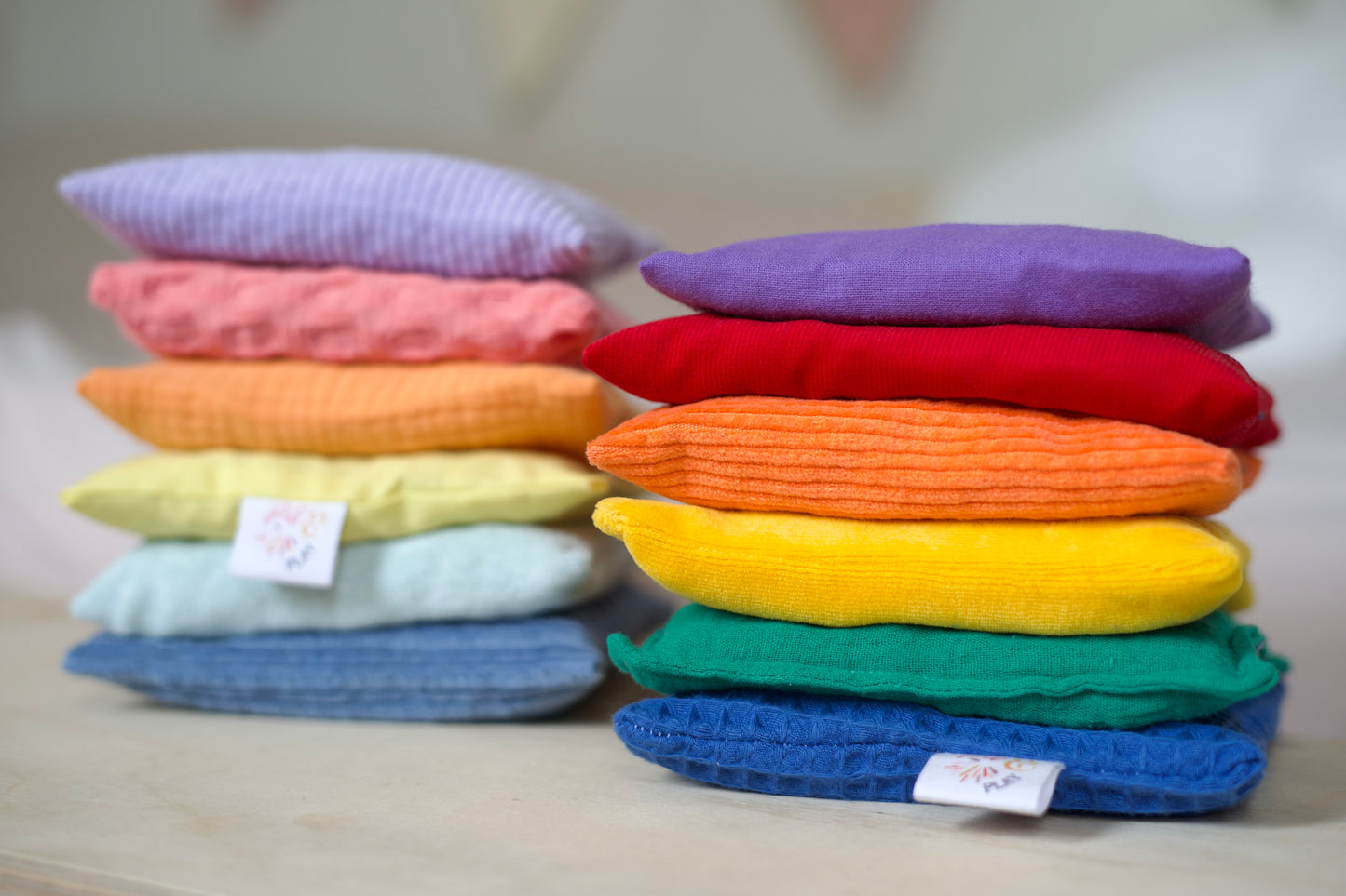Pittenzakjes in Regenboog kleuren.