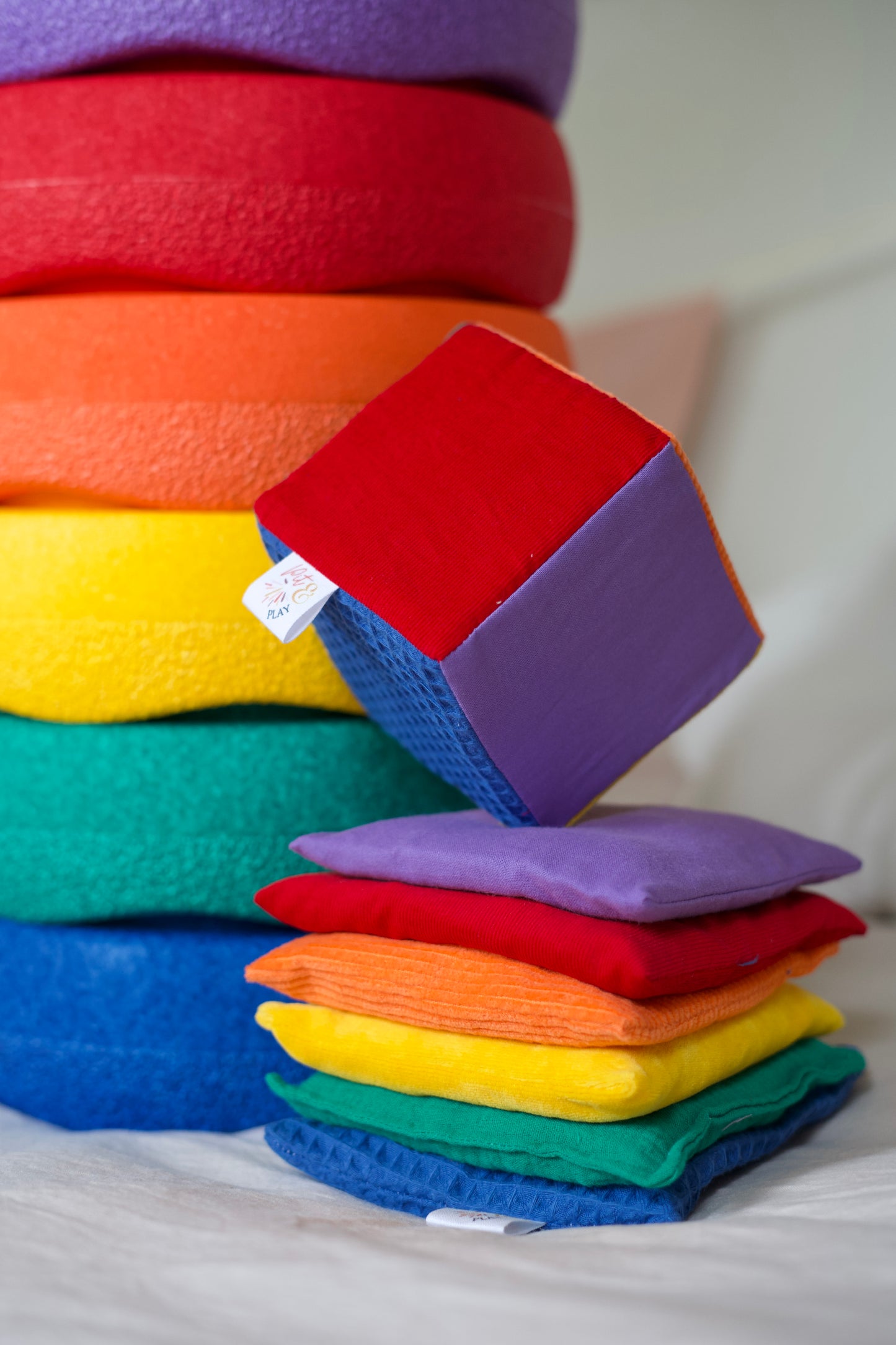 Pittenzakjes in Regenboog kleuren.