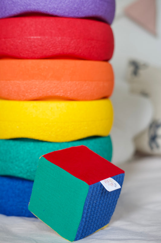 Dobbelstein - Regenboog Stapelstein. Dobbelsteen pittenzakjes - Pit and play