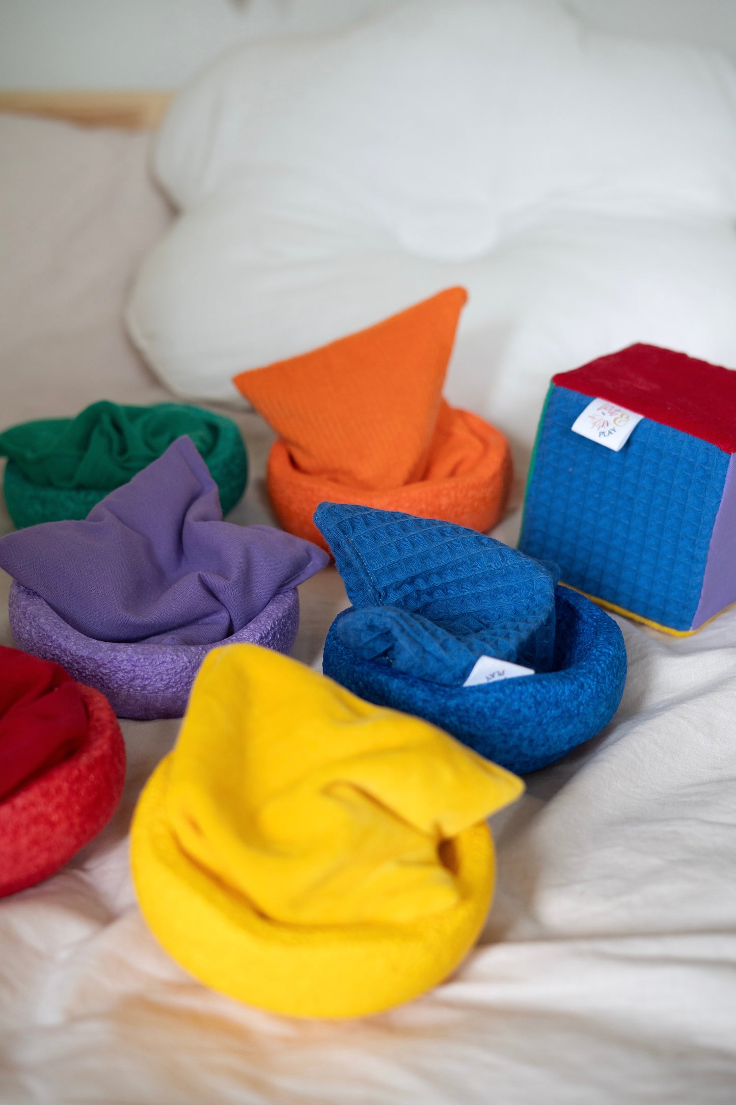 Pittenzakjes in Regenboog kleuren.